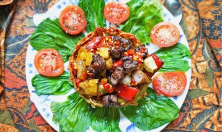 Colorful pork in a potato nest - recipe - photo: evelyn