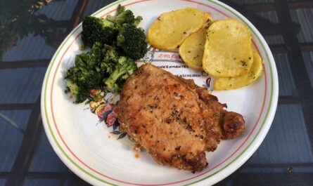 Pan-seared pork chop with buttered broccoli - recipe - photo: falcon