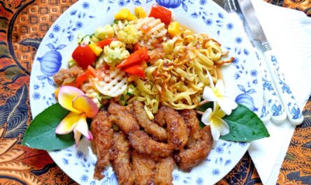 Deep-fried pork with Cap Cay and fried noodles. - recipe - photo: evelyn