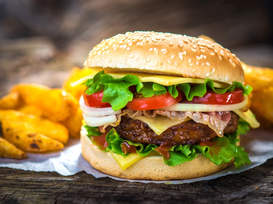 Giant burger with all the fixings. - recipe - photo: fotovincek / Depositphoto.com