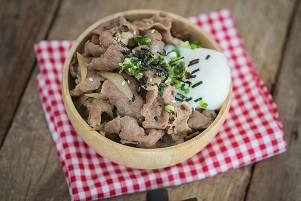 Japanese Donburi with pork - recipe - photo: chat_a4 / fotolia.com