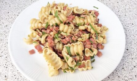 Pasta pan with smoked meat and tarragon - recipe - photo: falcon