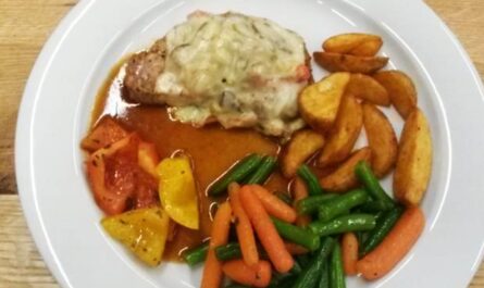 Pork chop with cheese gratin. - recipe - photo: falcon