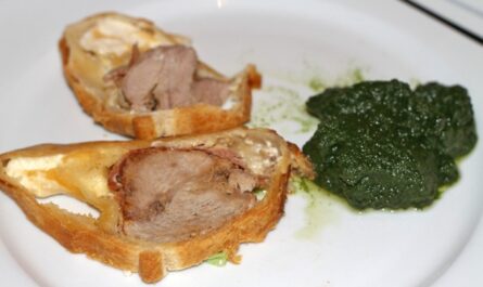 Pork loin roast in puff pastry with cheese cream - recipe - photo: ethan