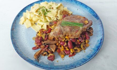 Pork steak on chili beans - recipe - photo: benjamin