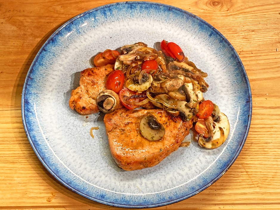 Pork steak with mushrooms - recipe - photo: benjamin