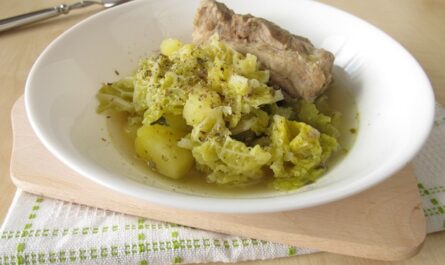 Cabbage with potatoes and pork ribs. - recipe - photo: HeikeRau / Depositphoto.com