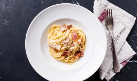 Spaghetti alla carbonara --> Spaghetti carbonara - recipe - photo: lisovskaya / Depositphoto.com