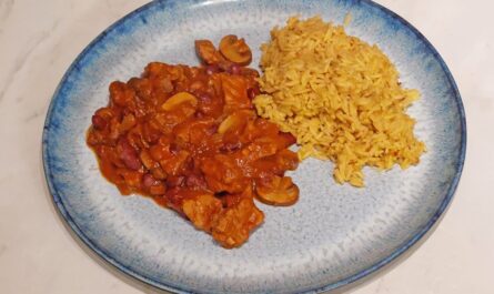 Spicy pork goulash with kidney beans. - recipe - photo: benjamin