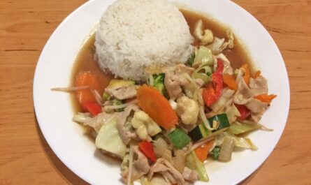 Stir-fried vegetables with pork and rice - recipe - photo: falcon