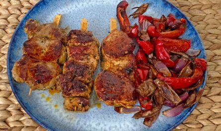 Three types of meat skewers with bell peppers - recipe - photo: benjamin